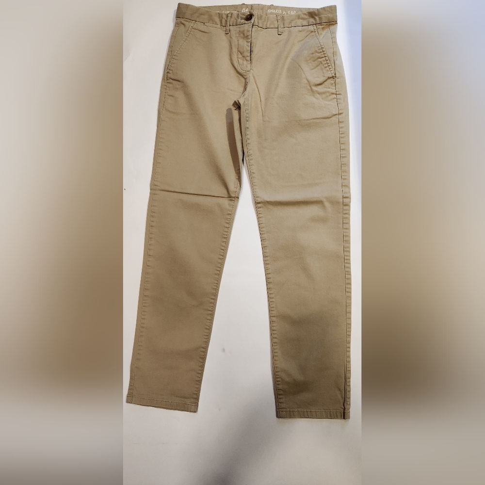 Gap broken in straight leg khaki sz4 slight dot loss color see pic